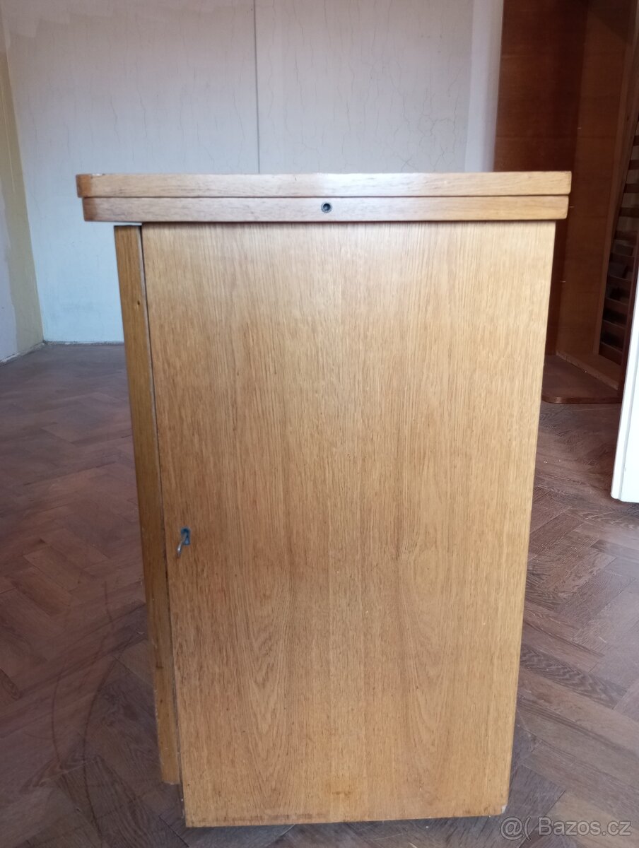 šicí stroj ve skřínce - 2