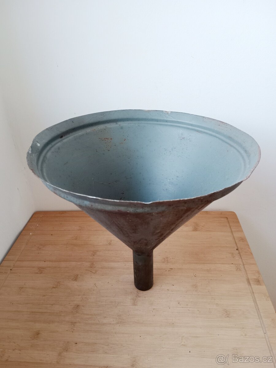 Velký plechový trychtýř, nálevka - 2