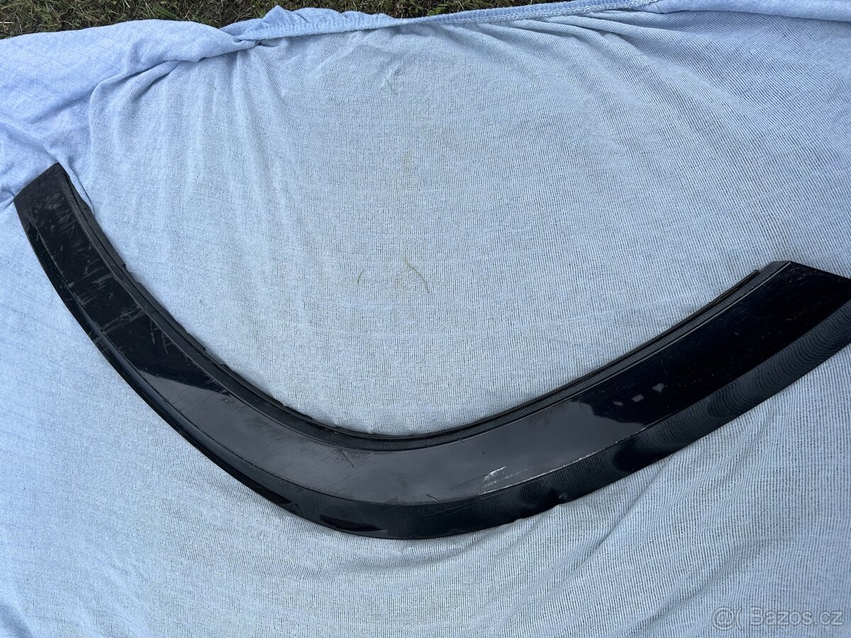 Mercedes AMG lem předního blatniku - 2