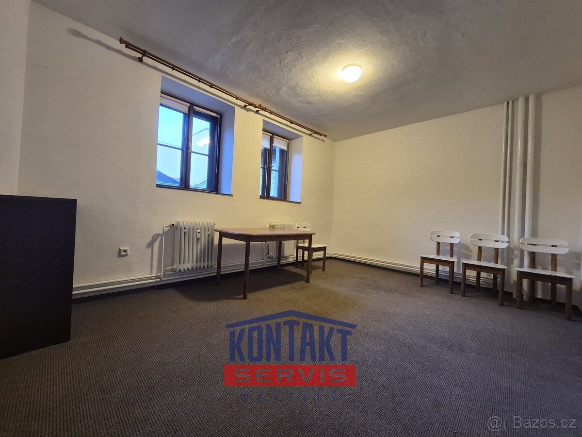 Pronájem bytu 2+kk o velikosti 55 m² přímo na náměstí - Če - 2