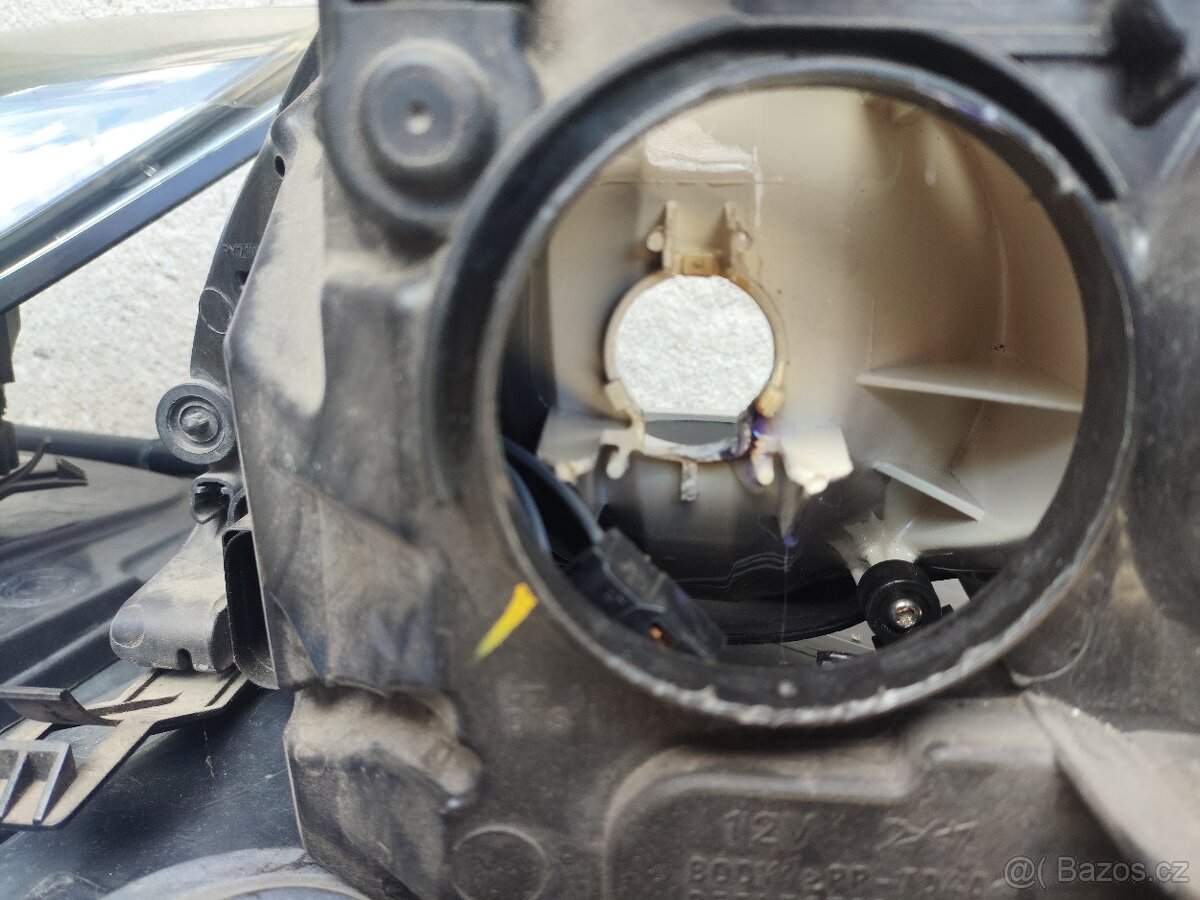 Prodám přední světla Ford Focus Mk2-na nahradni dily - 2