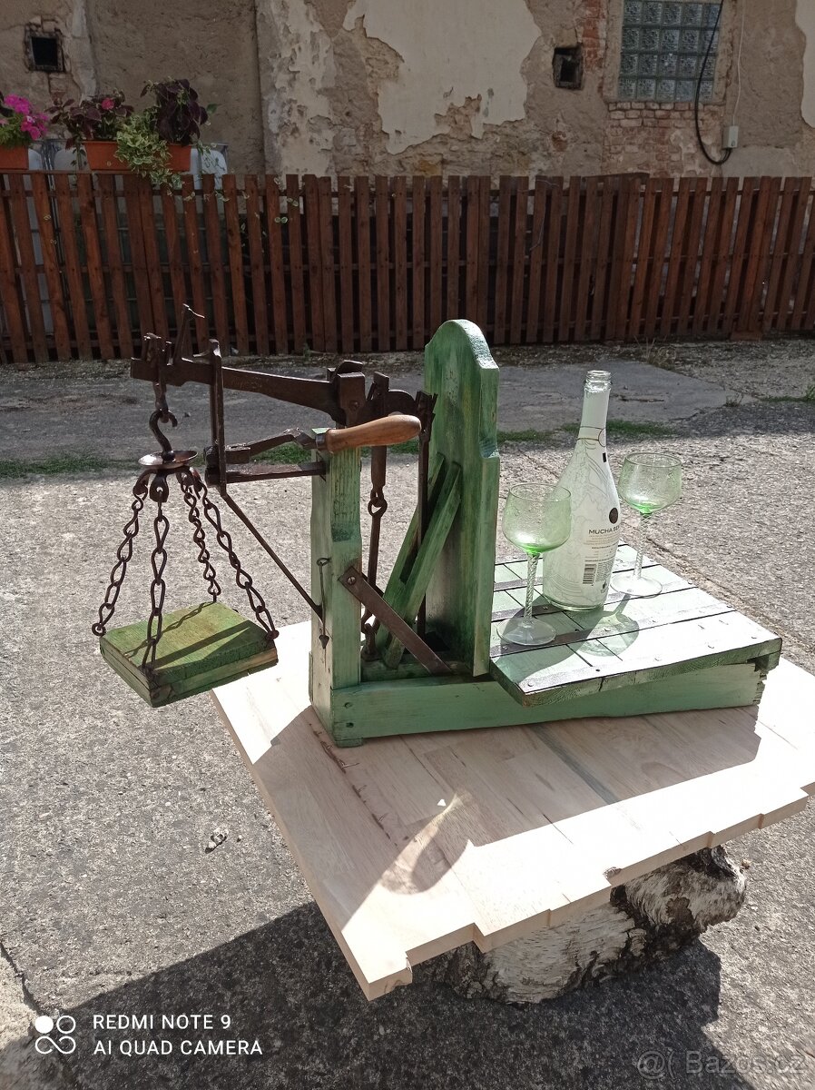 Váha, květinový stolek - 2