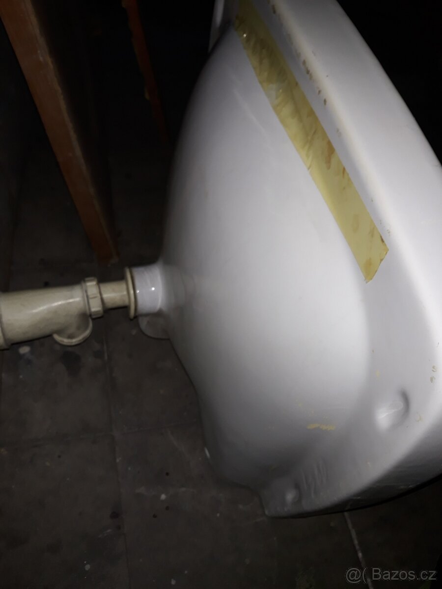 Umyvadlo se špuntem a starým sifonem. - 2