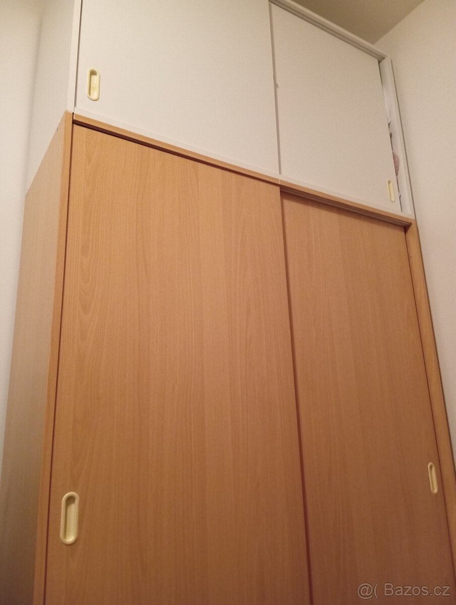 Prodám šatní skříň s posuvnými dveřmi a nástavcem - 2