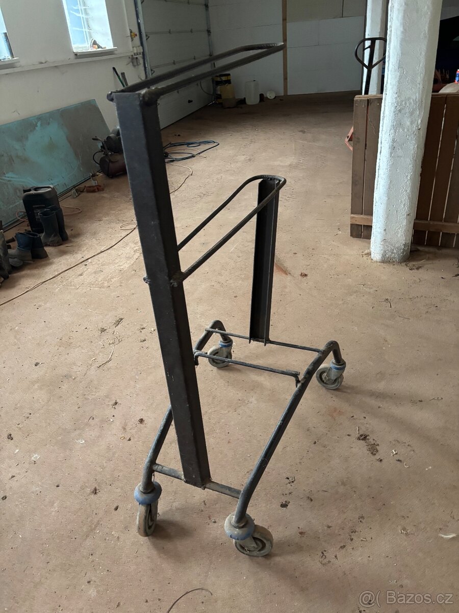 Stojan na dvě sedla pojízdný - 2