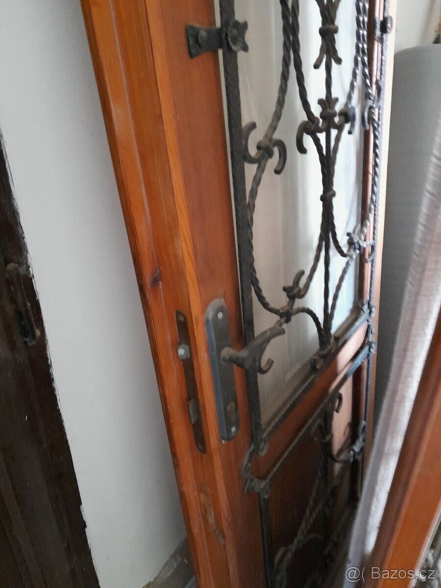 Dvoukřídlé vchodové dveře s kovanim - 2