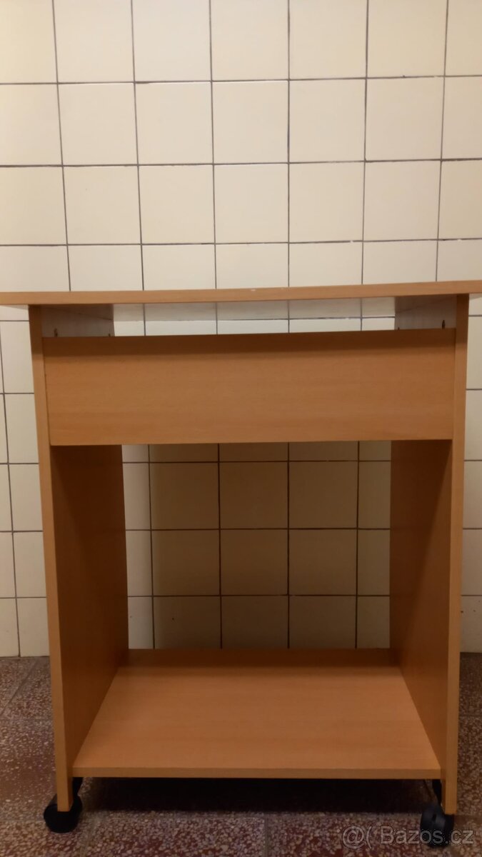 Počítačový stolek s kolečky - 2