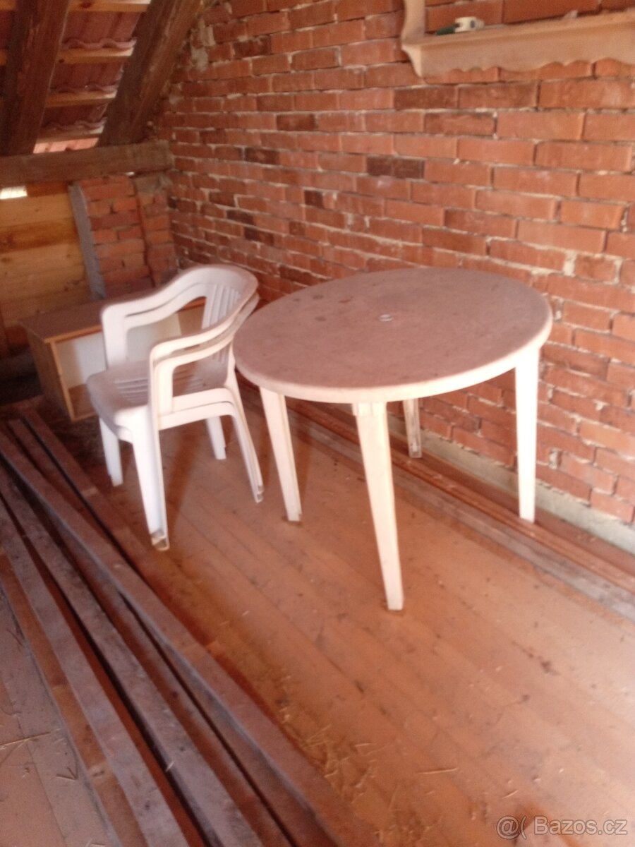 plastové židle stůl - 2