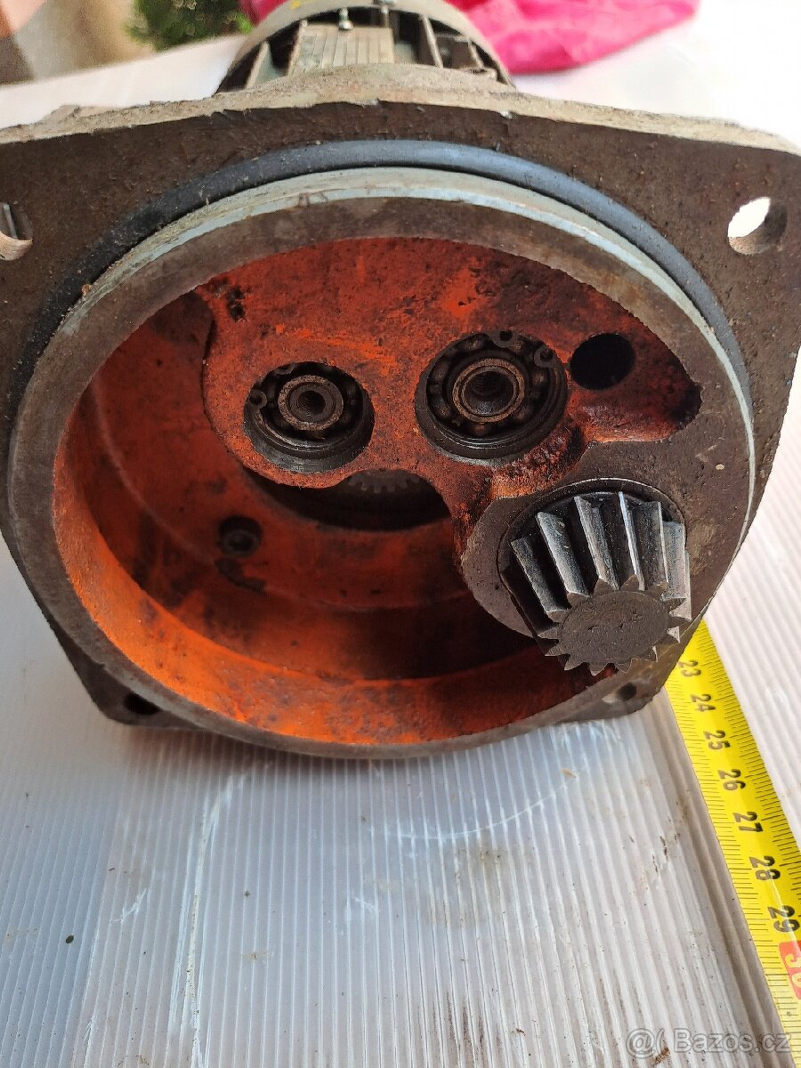 Motor s převodem - 2