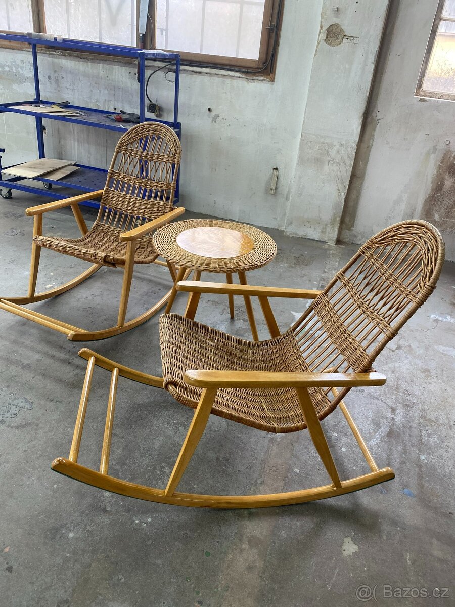 Houpací křeslo a stolek - 2