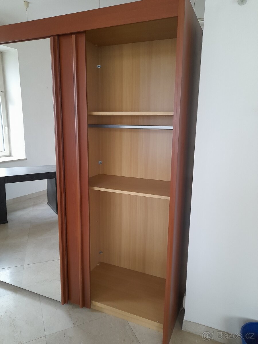 Šatní skříň se zrcadlem a posuvnými dveřmi - 2