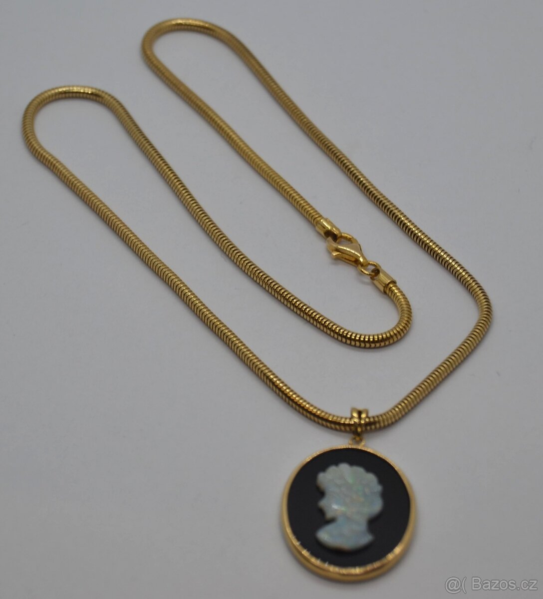 Zlatý řetízek s medailonem - 2