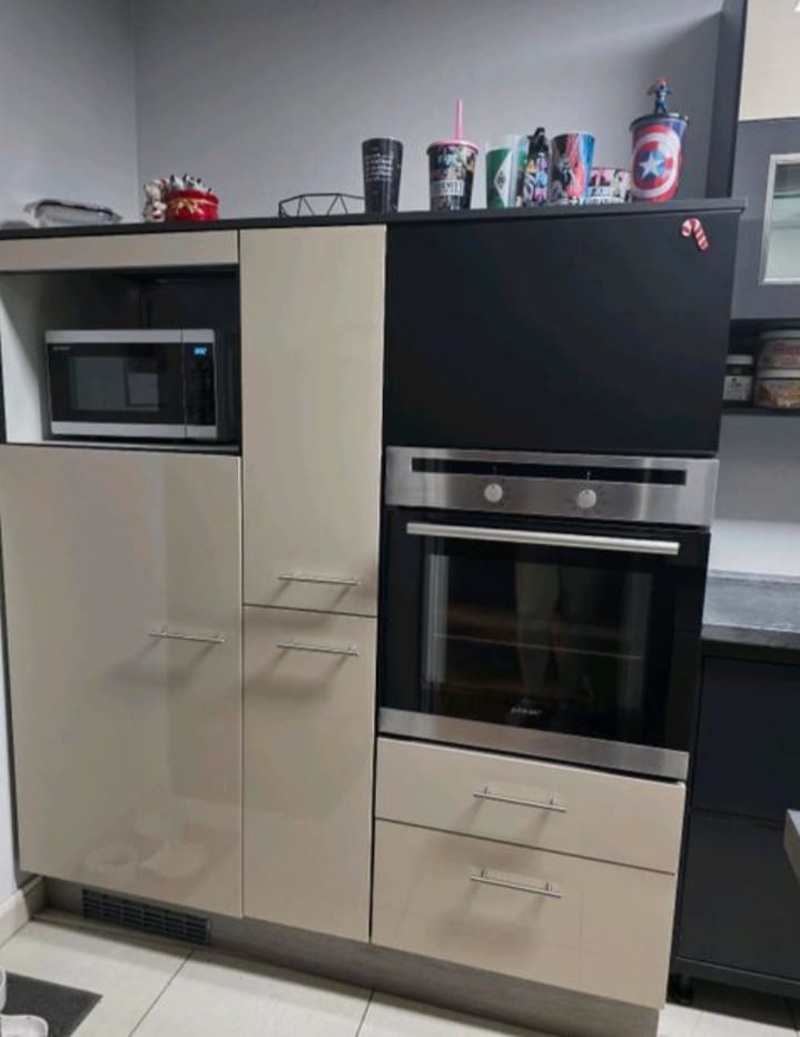 Moderní lesklá linka s vestavěnými spotřebiči,5864 - 2