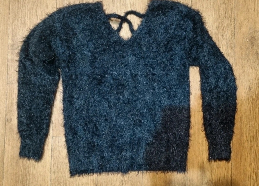 Černý svetřík s chloupky a třpytkami. - 2