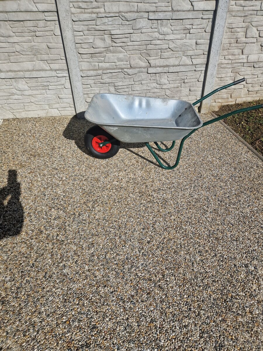 Prodám 80L zahradní kolečko - 2