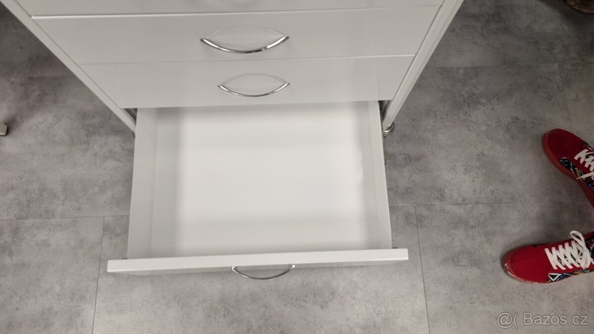 Kovový lékařský stolík - 2