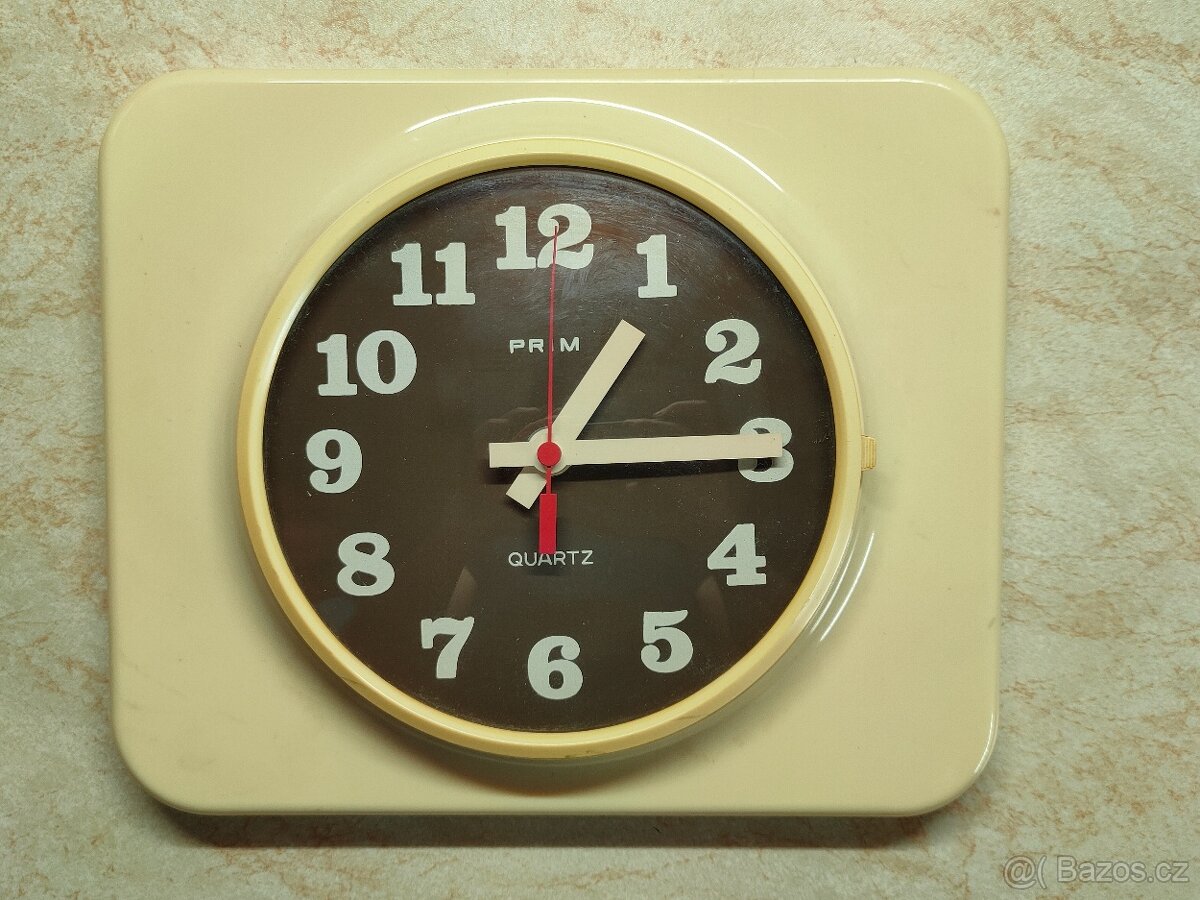 Retro nástěnné hodiny PRIM - 2