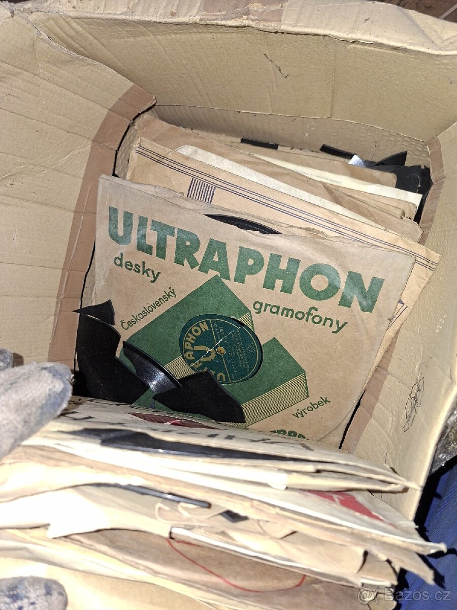 Prodám hudební skříň. - 2