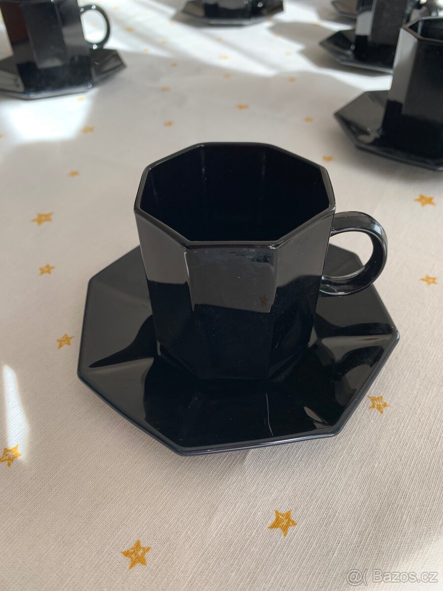 Cerne kubisticke hrnecky s podsalky - 2