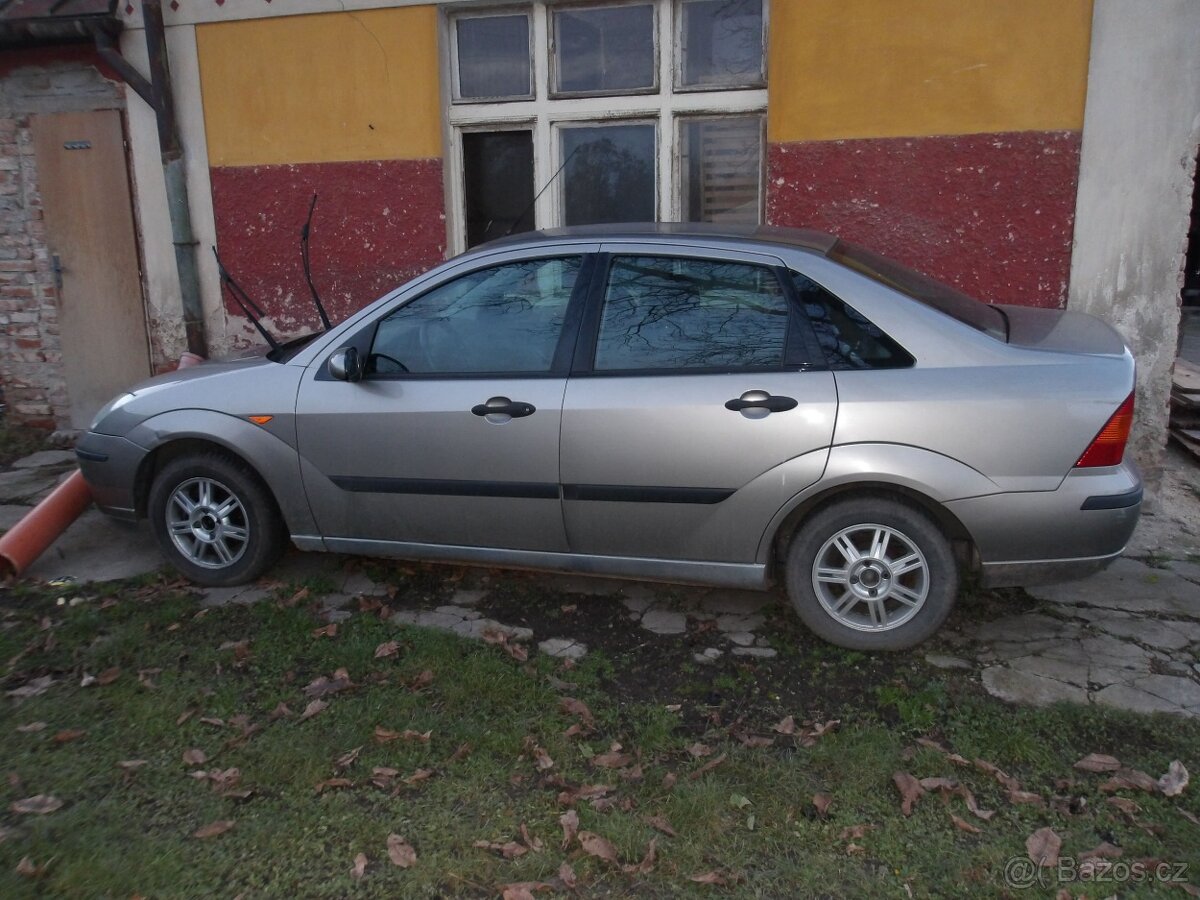 Ford Focus sedan benzín - 2