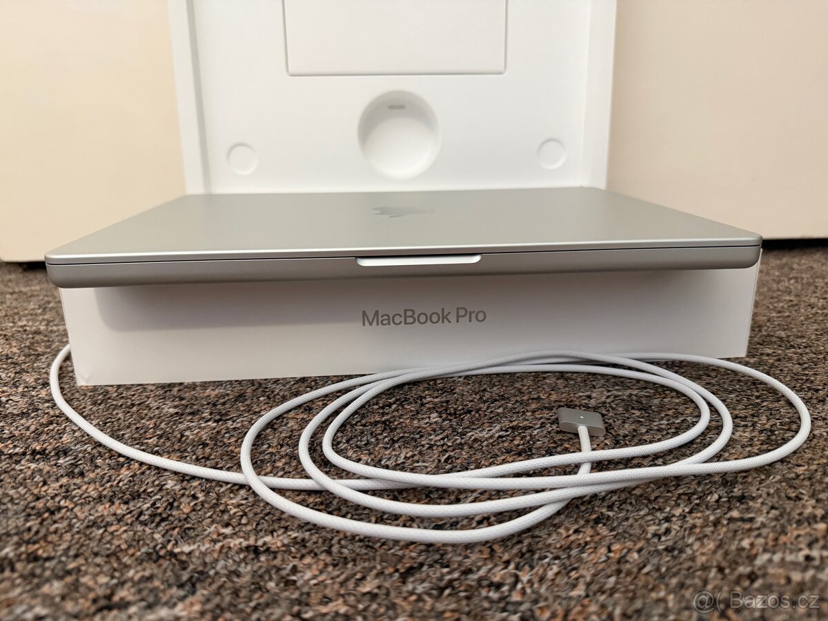 Macbook Pro 14 M5 16/512. Stav noveho. 23 mesice zaruka - 2
