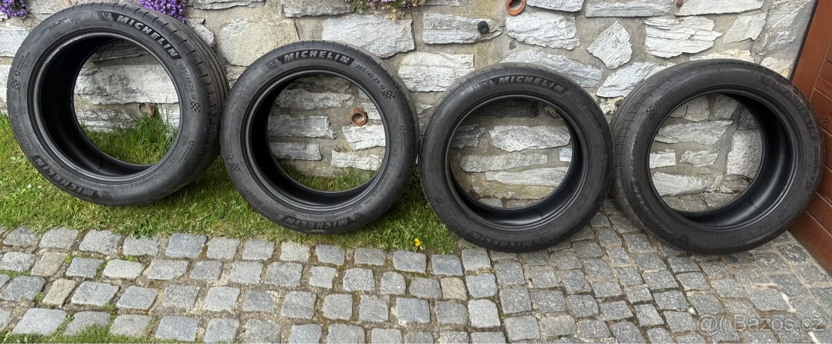 Pneu Michelin PS4 265/45 R19 - 2