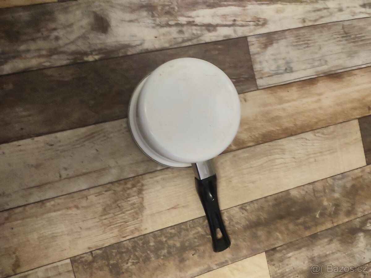 Smaltovaný rendlík - 2