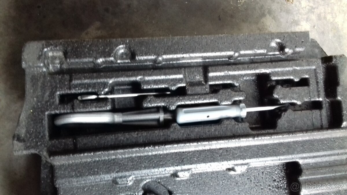 BMW X3 E83 2.0d Xdrive rok 2008 originální nářadí tažné oko - 2