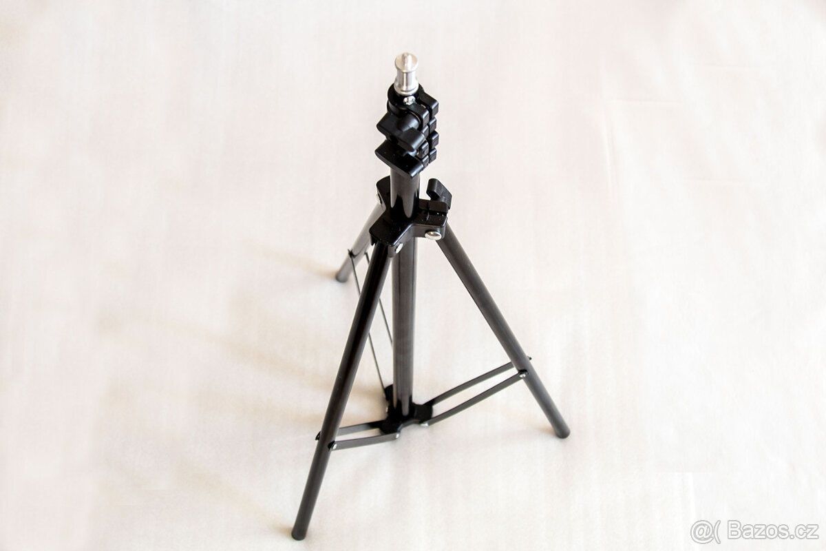 Konstrukce pro uchycení pozadí. - 2