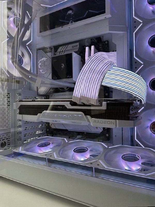 AMD Radeon RX 7900 XTX WHITE 24GB OC Edition - 2