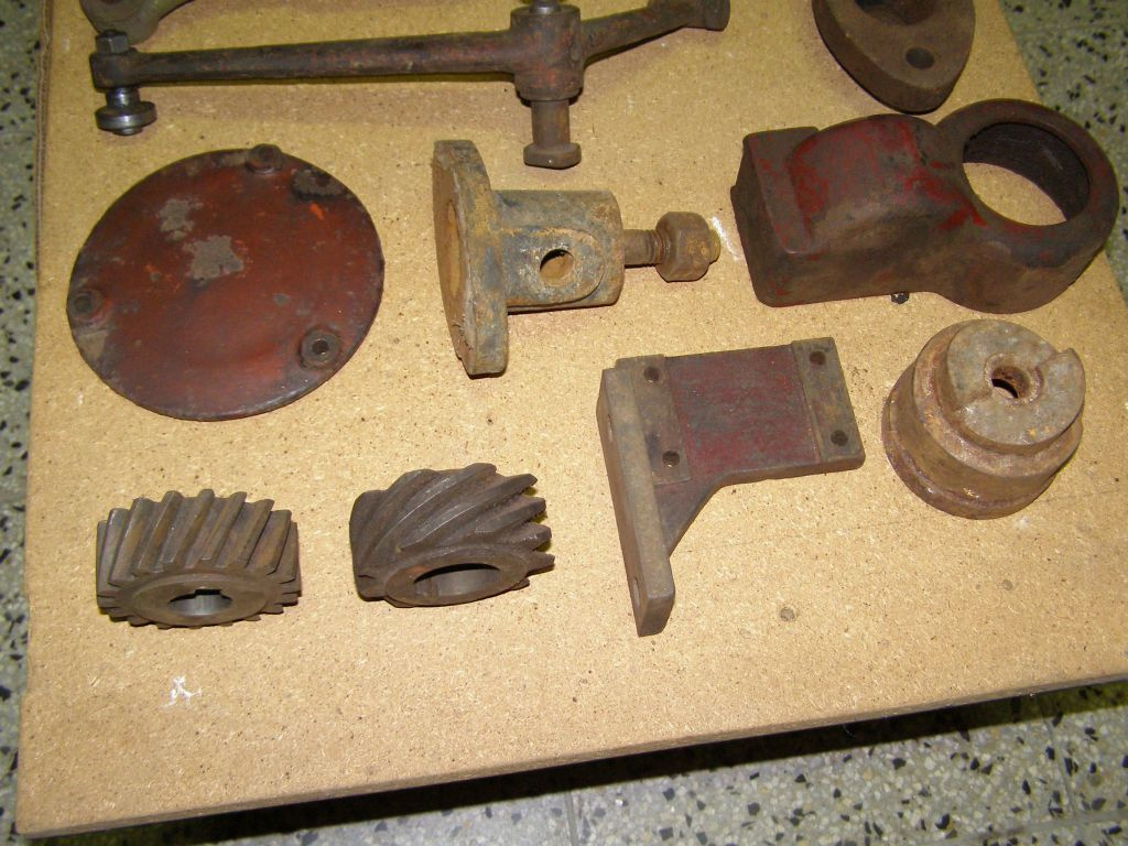 Prodám díly ze stabilního motoru Lorenz 3-4 HP. - 2