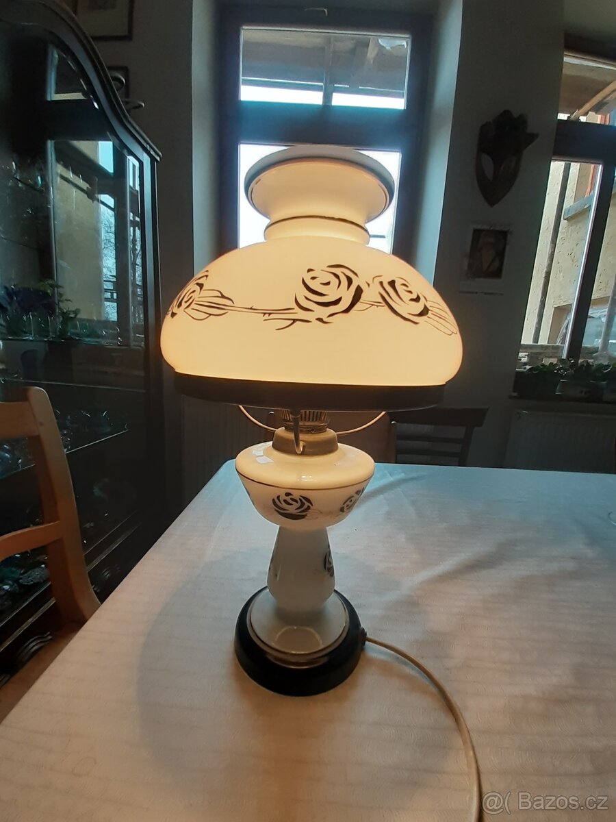 PETROLEJOVÁ LAMPA S RŮŽEMI NA EL. - 2