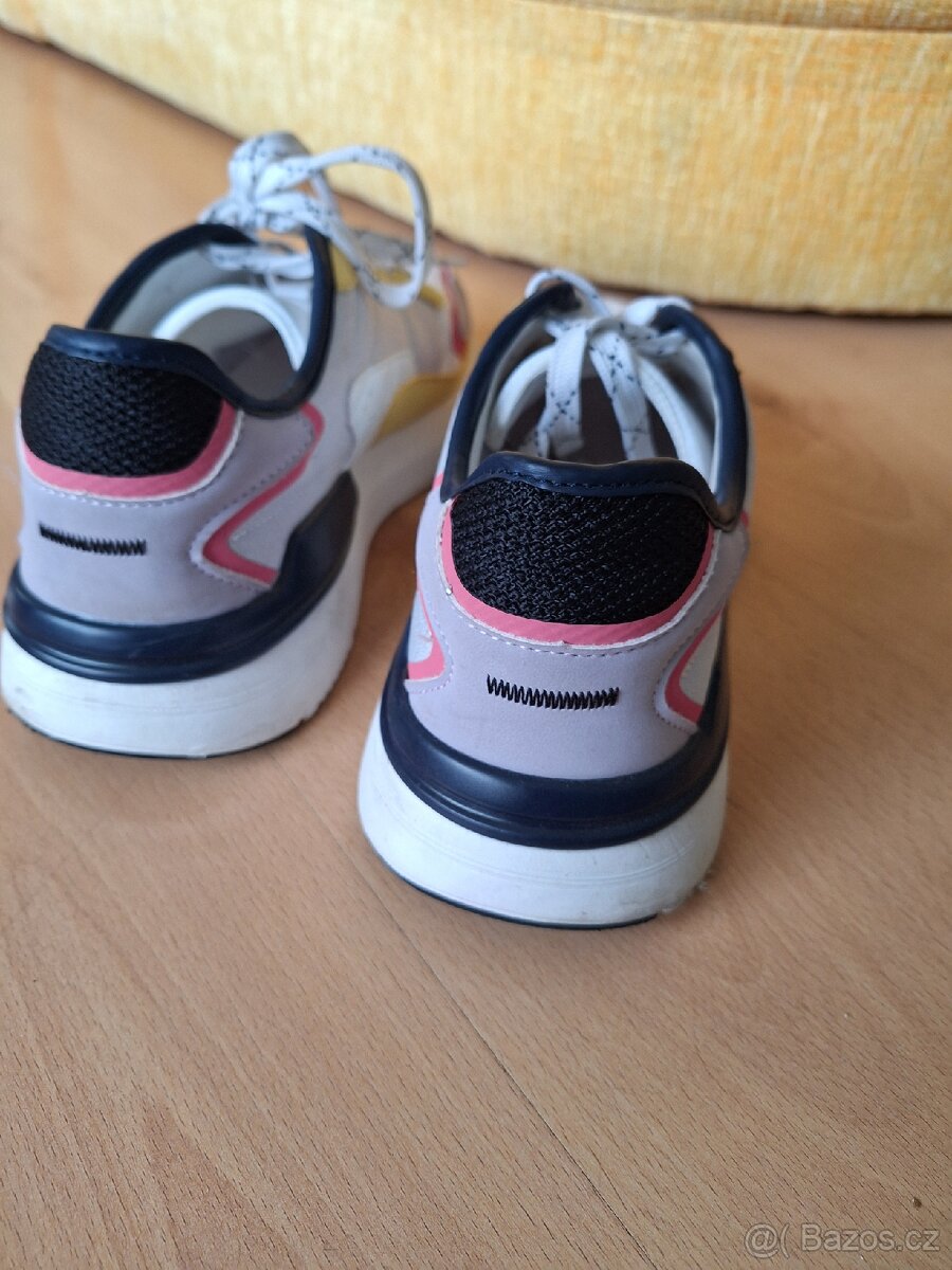 Tenisky Baťa Velikost 38 - 2