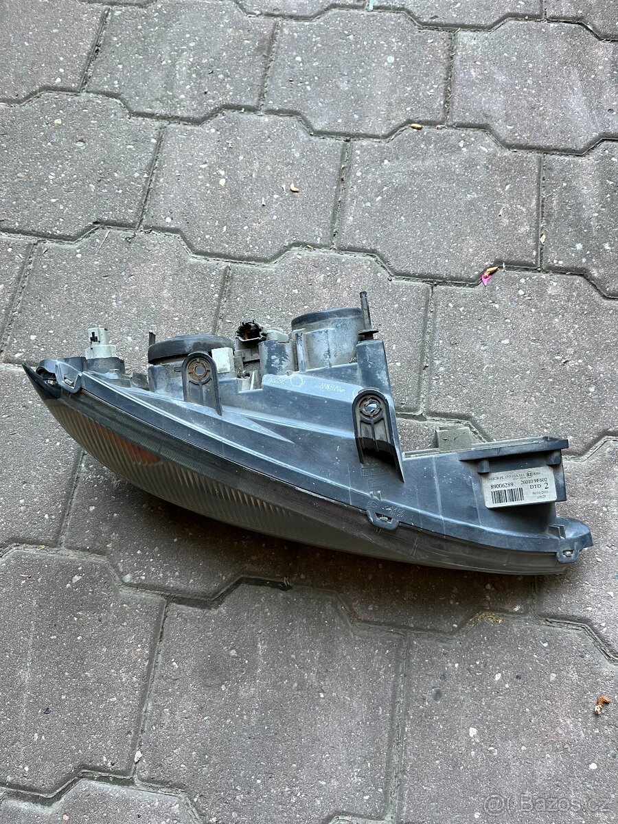 Nisan Primera P11 přední světlomet - 2