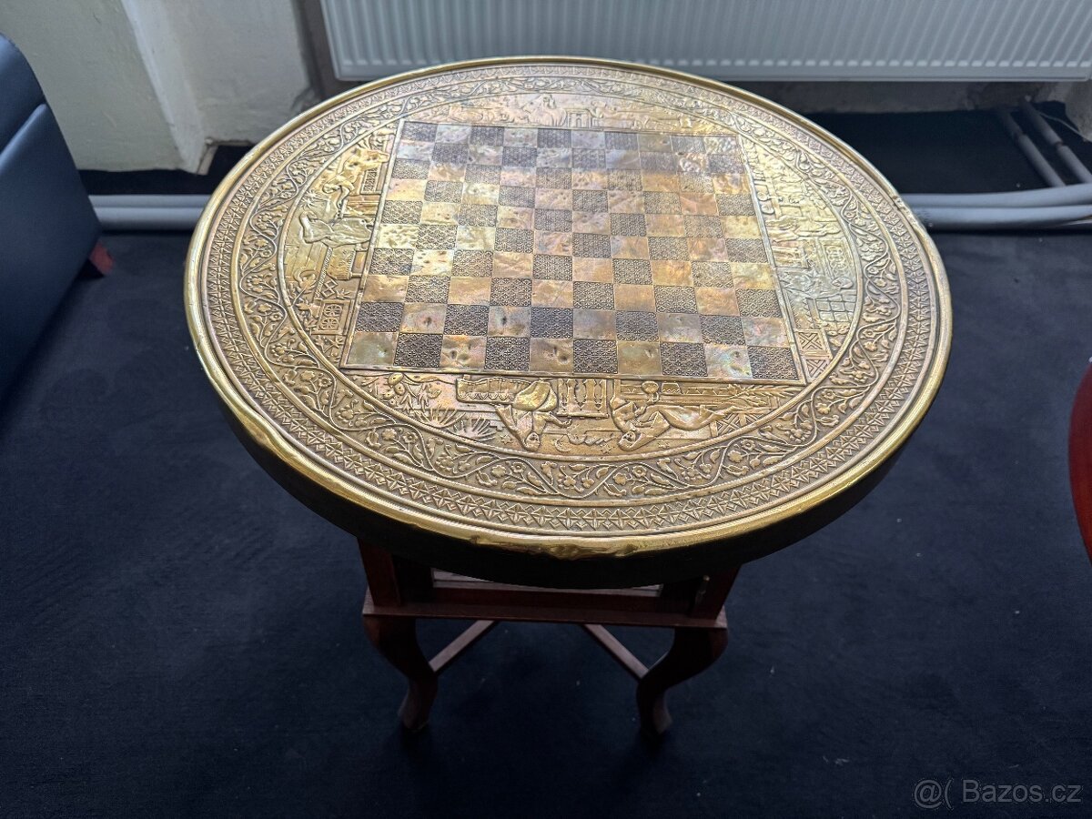 Hrací stůl s proskleným barem - 2