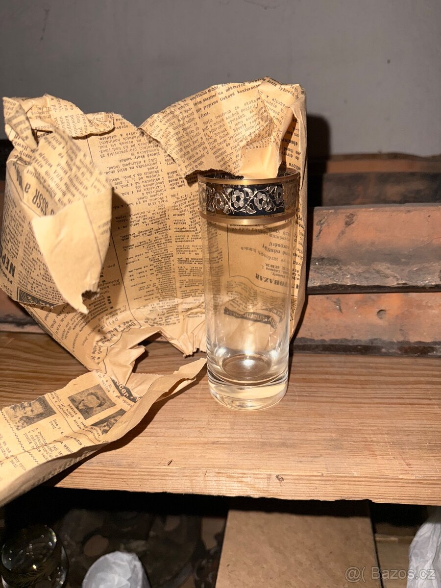 Stará sada sklenic a karafa - 2