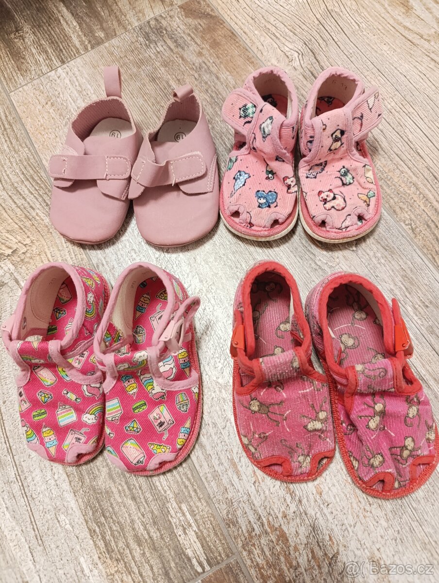 Sada: Capáčky, bačkůrky/přezůvky od vel. 19 - 2