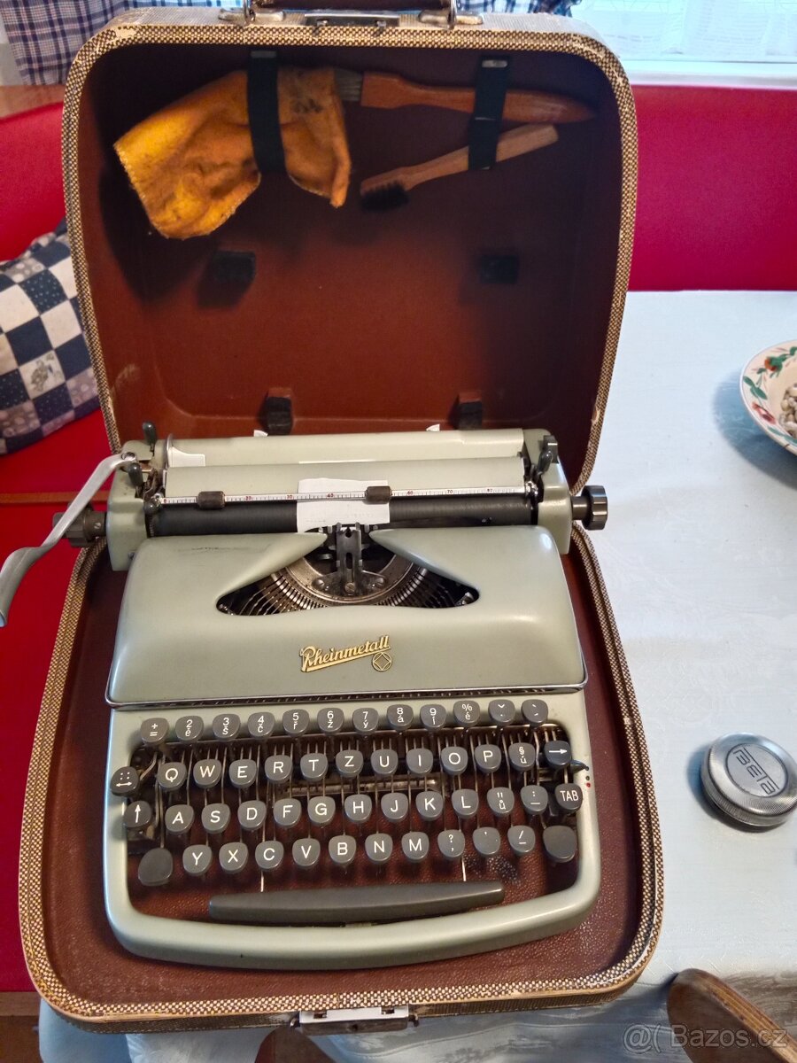 Prodám kufříkový psací stroj. - 2