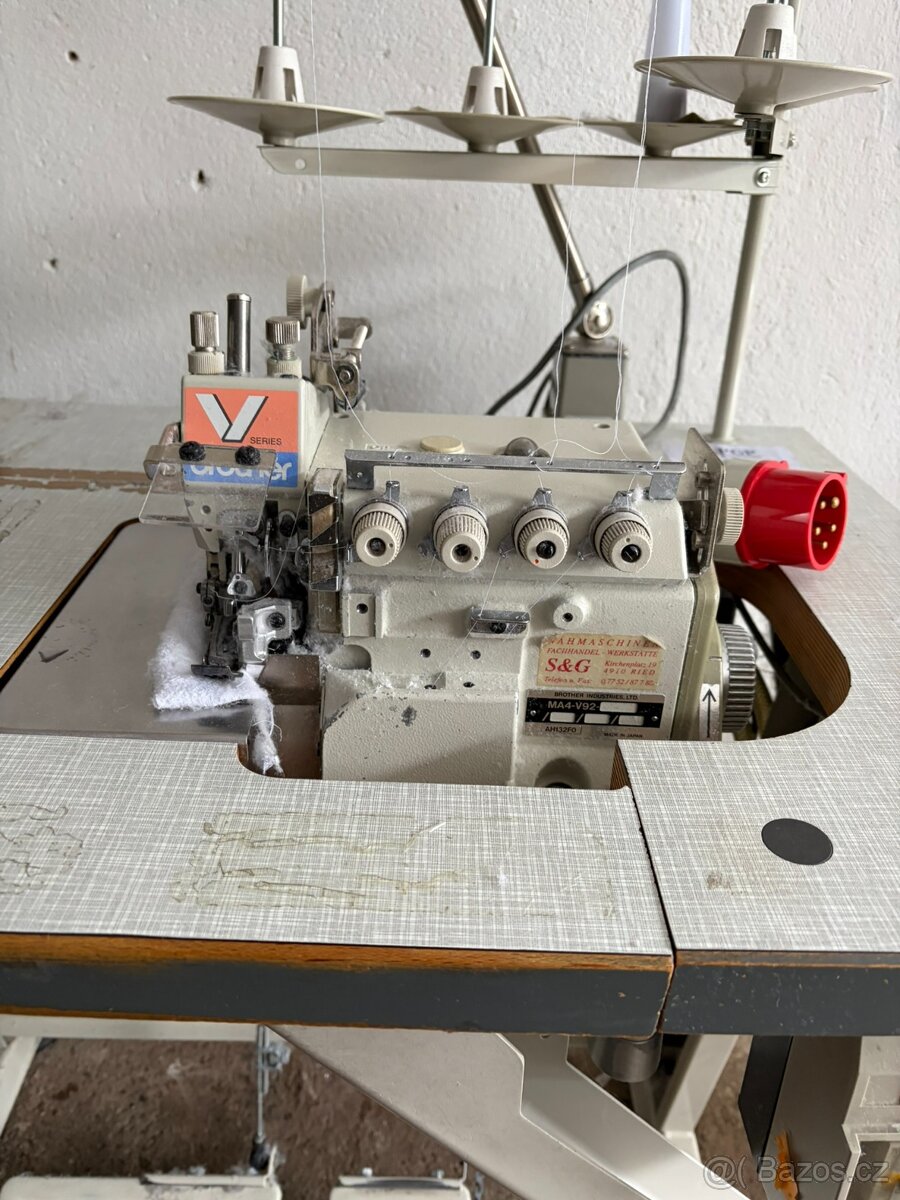 Průmyslový šicí stroj / Overlock Brother MA4-V92 - 2