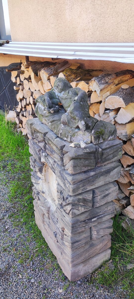 Starý pískovcový náhrobek - 2