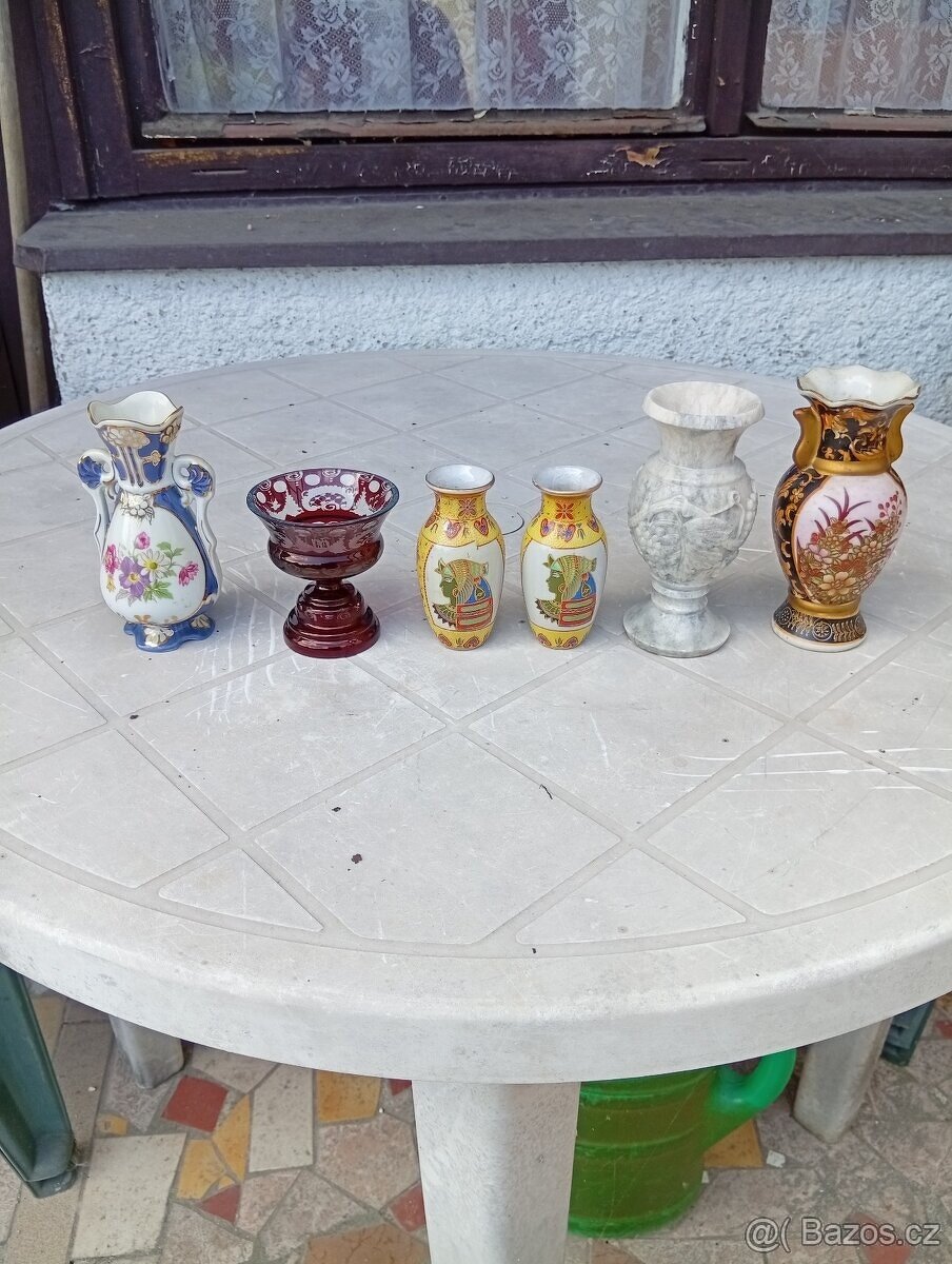 Prodám 6 malých různých váziček. - 2