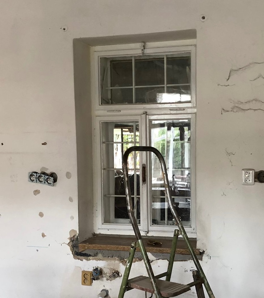 Staré okno s mříží - 2