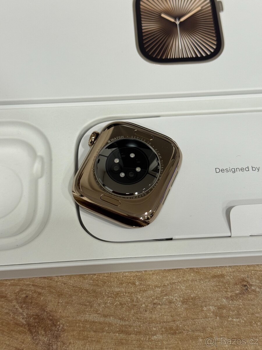 Apple Watch 10 42mm ztlatý titan, milánský tah - NOVÉ - 2