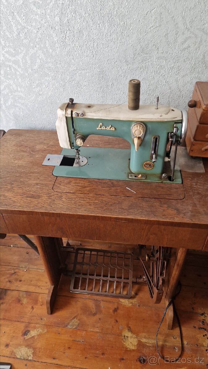 Staré šicí stroje Veritas a Lada - 2