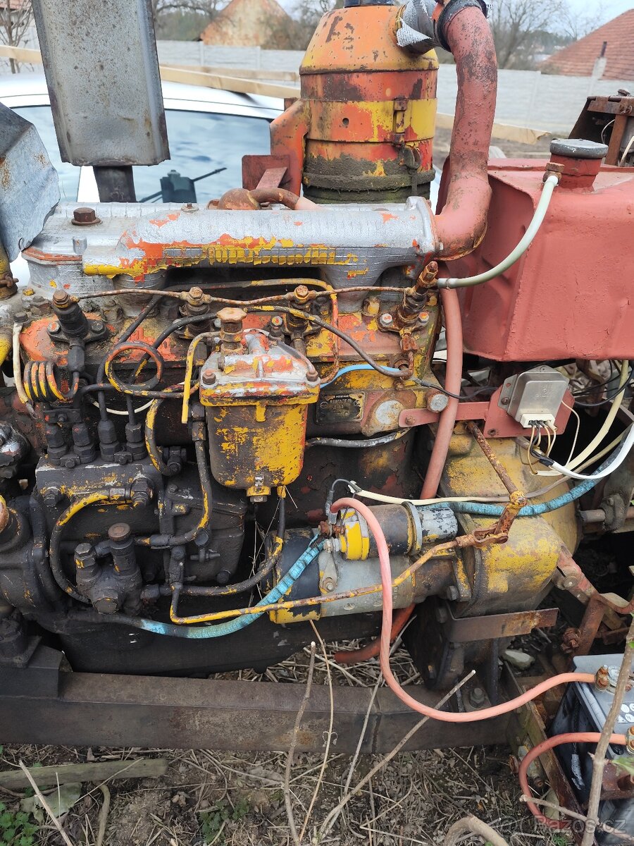 Starý traktor motor Belorus - 2