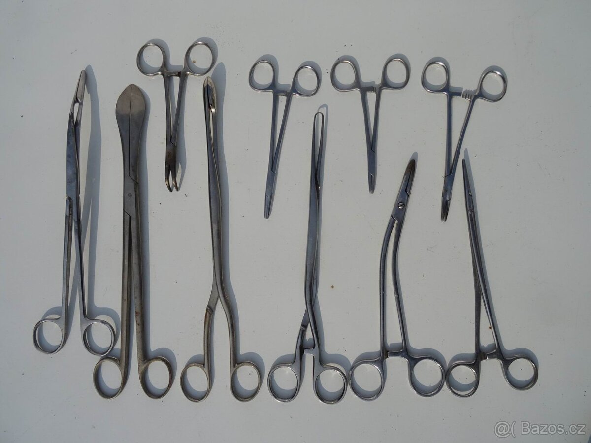 Staré chirurgické nástroje . - 2