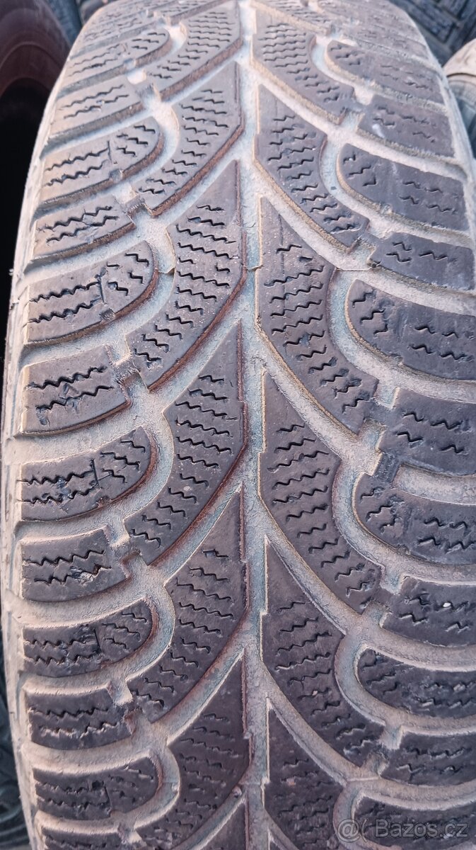 175/65 R15, čtyři zimní pneumatiky Fulda hloubka dezénu cca - 2