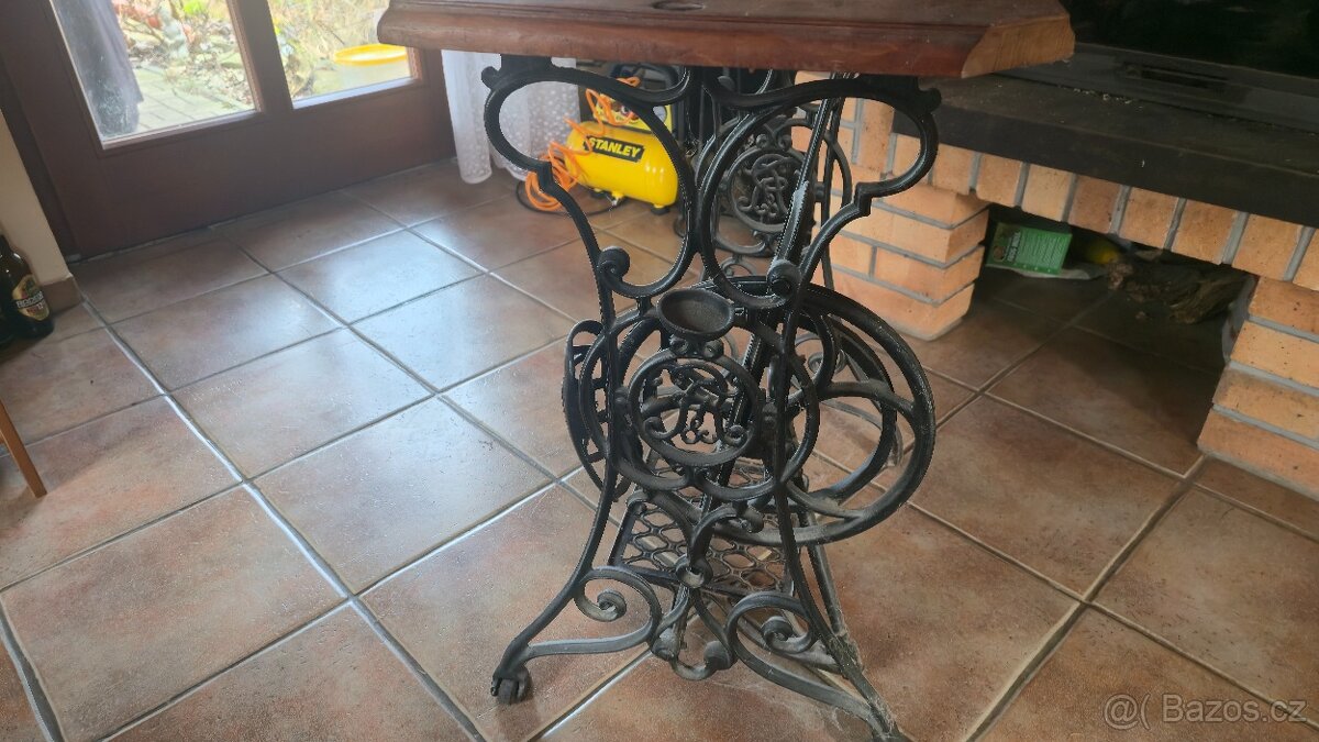 Stolek od siciho stroje - 2