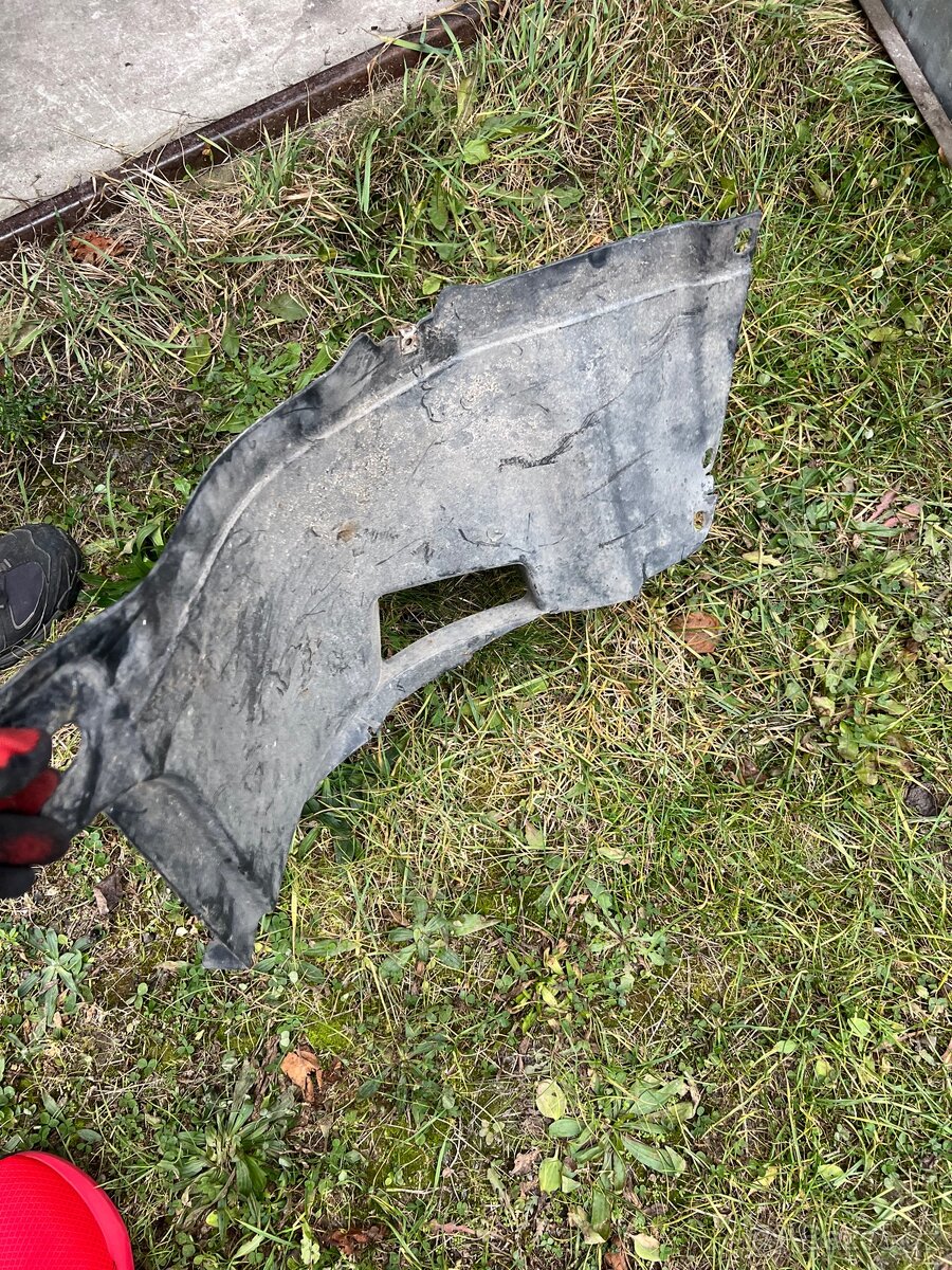 Golf V podběh pravý přední - 2