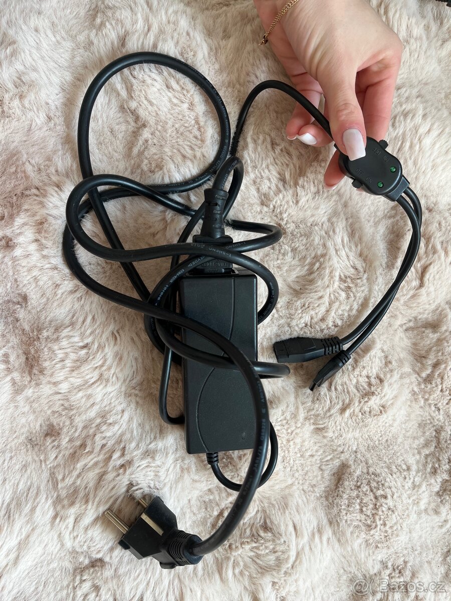 Elektrický napájecí adaptér s kabely. - 2
